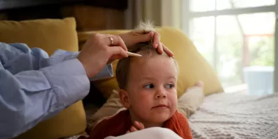 7 Tips Mencegah Anak Menangis saat Potong Rambut yang Harus Diketahui