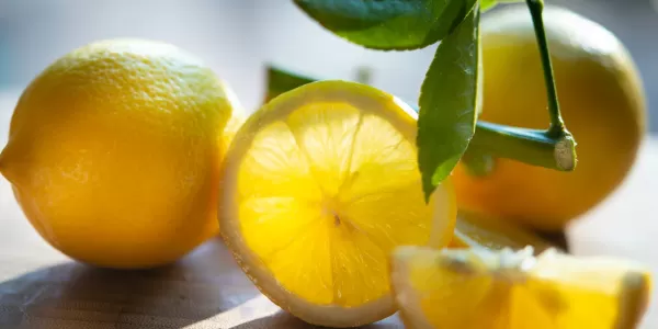 7 Tips Ampuh untuk Mencerahkan Bibir Gelap Secara Alami, Salah Satunya Menggunakan Buah Lemon