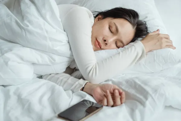 Cara Efektif Mengurangi Rambut Rontok Saat Tidur