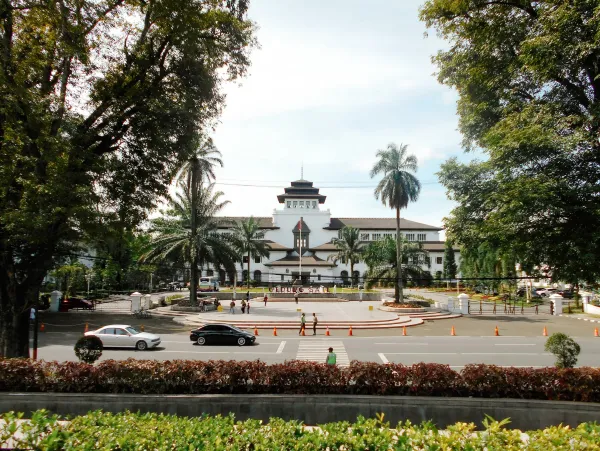 Jelajahi Bandung dengan Bandros: Mengunjungi Gedung Sate dan Tempat Wisata Menarik Lainnya